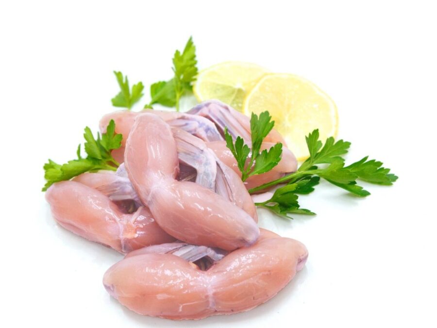 Cuisses de grenouille crues, persil plat et citron